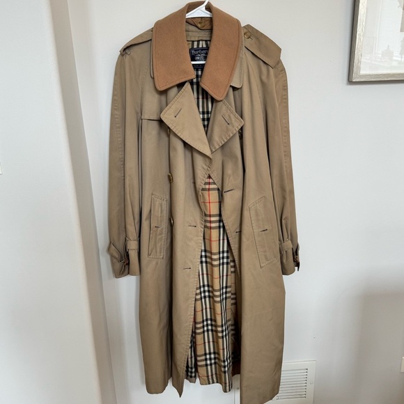 Burberry Men’s Vintage Trench Coat - size medium- great condition- authentic - Picture 1 of 16
